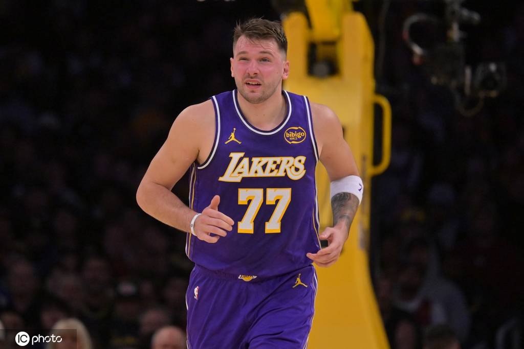 湖人被马刺残阵打到七寸 老詹重掌球权拖累里夫斯？